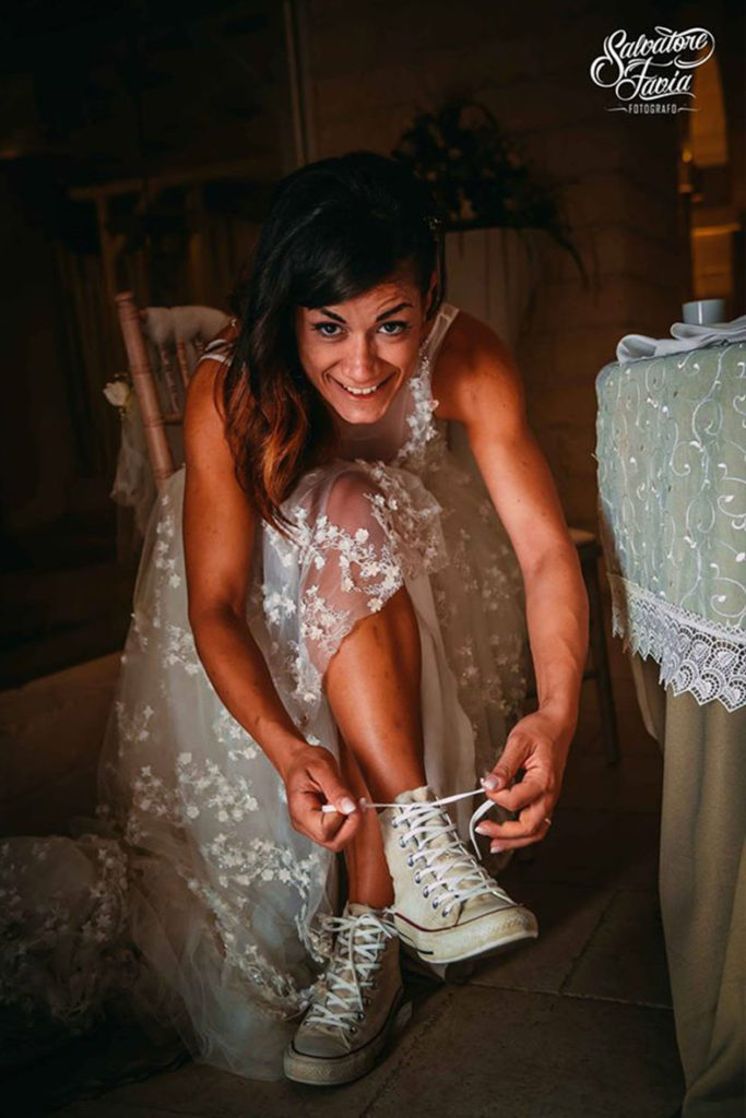 sposa con sneaker tema viaggio